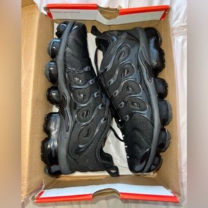 Like new Men’s size 8.5 Air VAPORMAX plus. Make me an offer